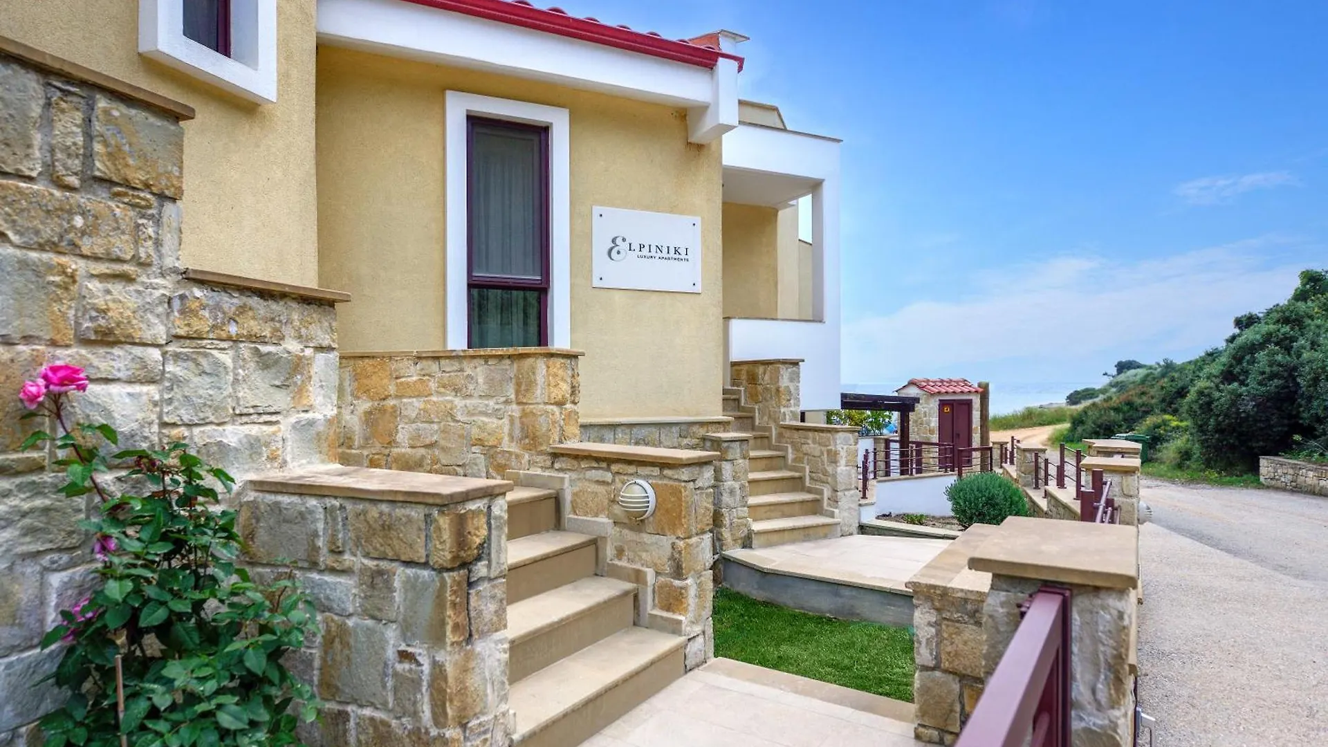 Elpiniki Luxury Apartments Nea Poteidaia Grecia