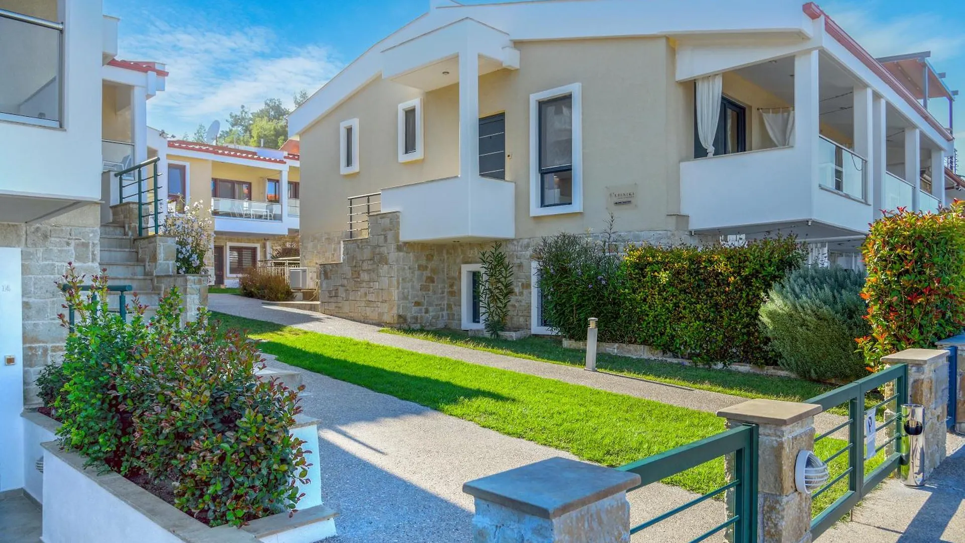 Elpiniki Luxury Apartments Nea Poteidaia Grecia